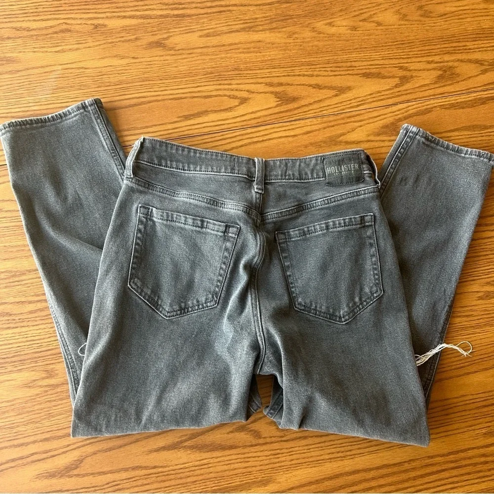 Hollister women’s ultra high-rise Mom Jean Gray Ripped Jeans size 27